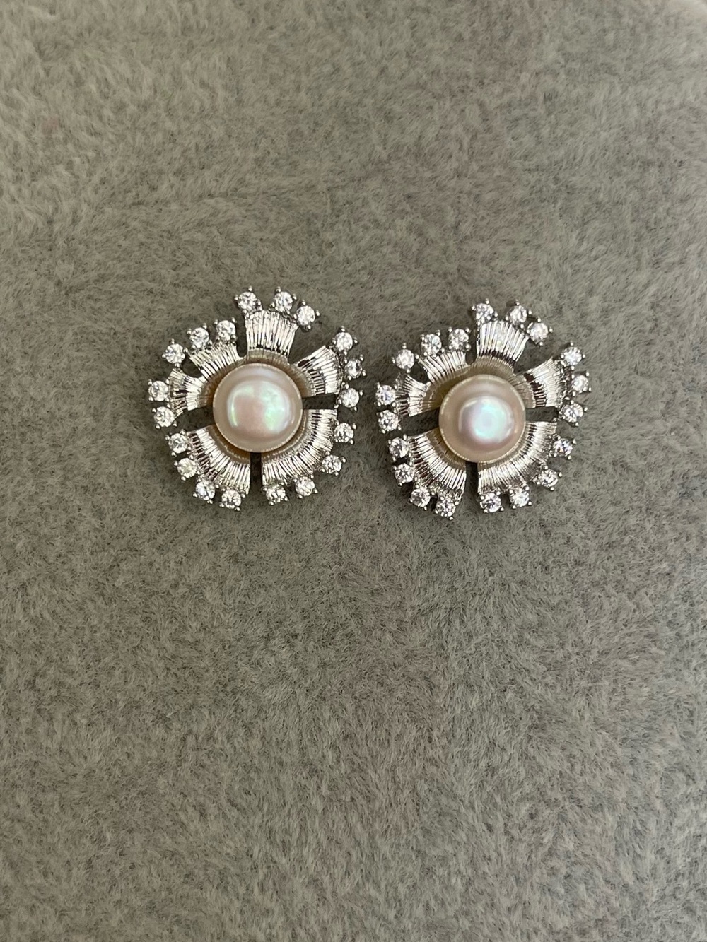 Freshwater Pearl Center Crystal Halo Stud Earrings -Silver 925 posts
